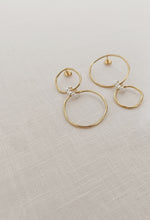 Charger l'image dans la galerie, Boucles d'oreilles ODELLE ASYMÉTRIQUE