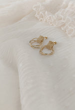 Charger l&#39;image dans la galerie, Boucles d&#39;oreilles BLANCHETTE
